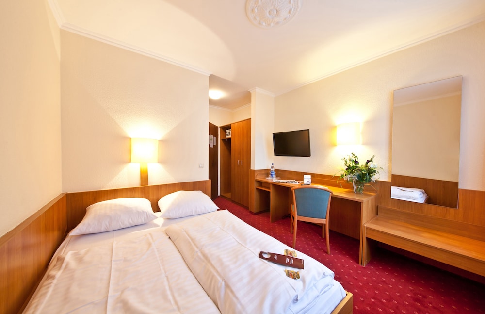 Single Room, 1 Queen Bed photo 2