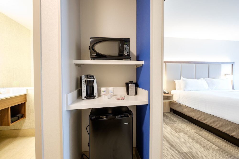 Suite, 2 Queen Beds, Roll-in Shower (Communications Accessible) photo 2