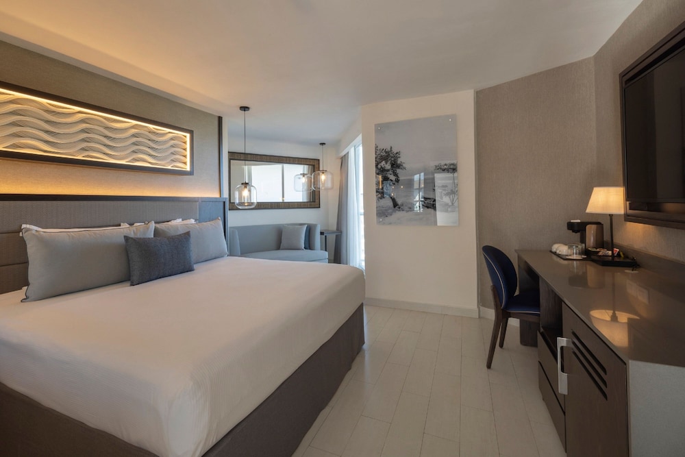 Luxury Junior Suite Ocean Corner View Diamond Club