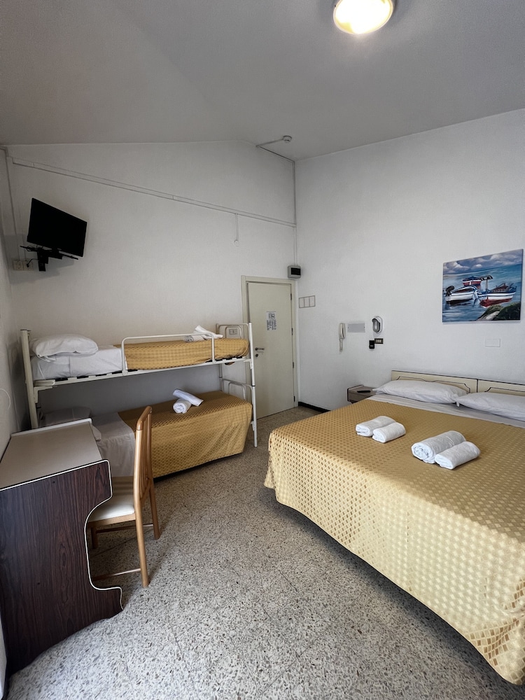 Standard Quadruple Room - Photo 2