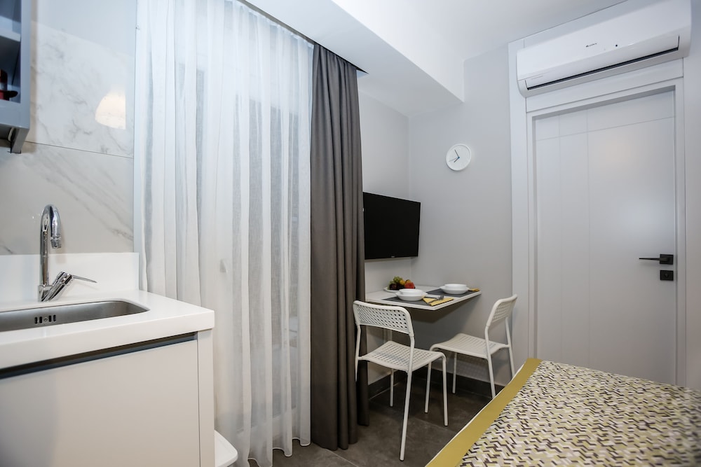 Economy Studio Suite, 1 Queen Bed, Non Smoking, Garden View