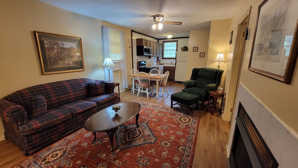 Family Cabin, 2 Bedrooms (Queen Cabin) photo 1