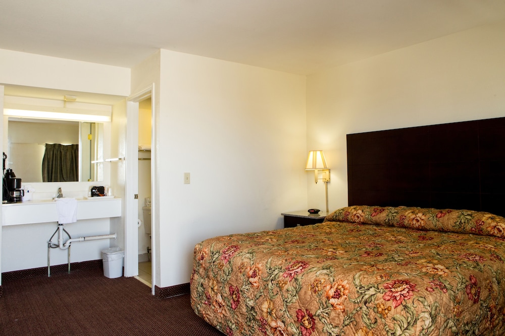 1 King Bed, Smoking photo 1