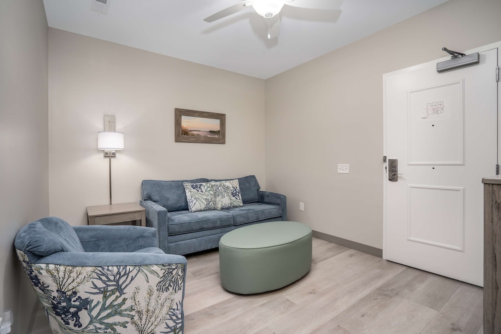 Suite, 1 King Bed, Accessible, Refrigerator & Microwave (Living Room) - Photo 2