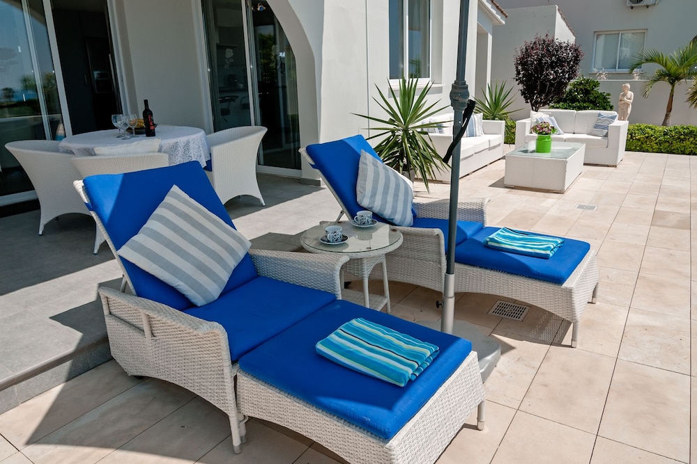 Villa photo 2