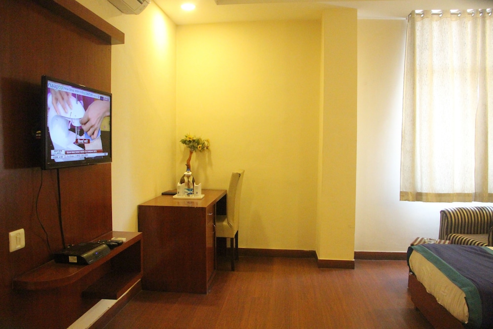 Standard Double Room, 1 Queen Bed, City View, Executive Level photo 2