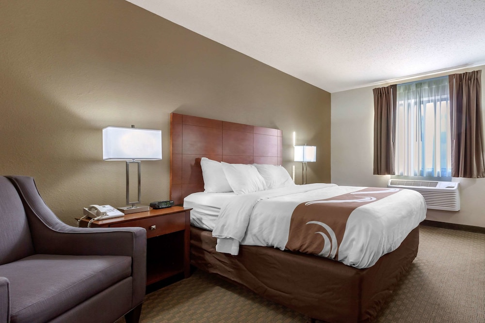 Standard Room, 1 Queen Bed, Non Smoking - Photo 1