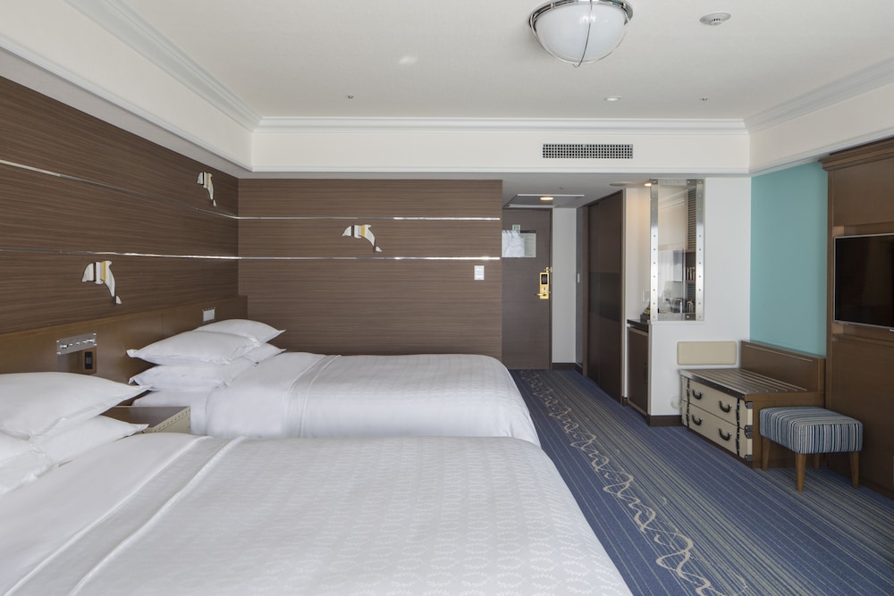 Guest room, 2 Double Beds, Non Smoking, Disney or Bay view, Balcony - Photo 6
