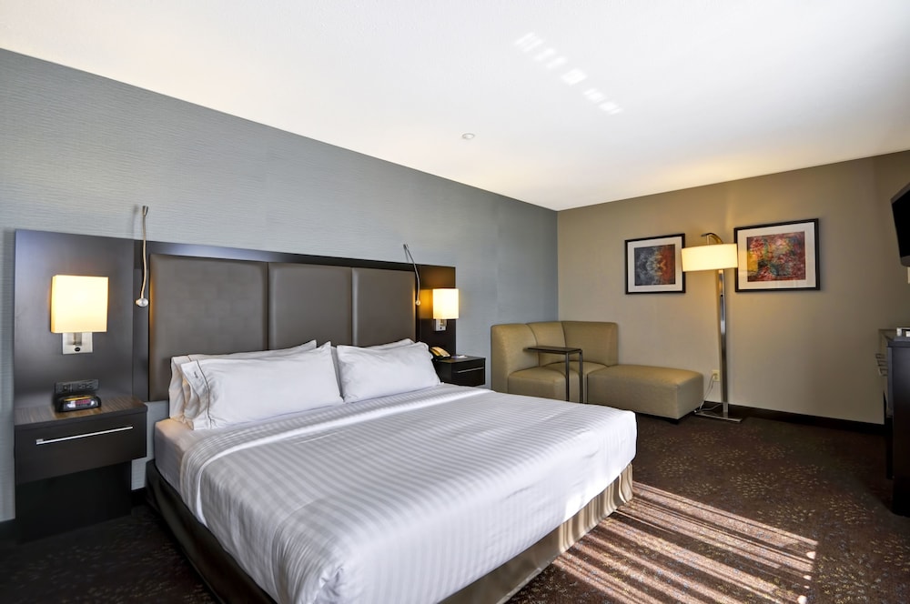 Suite, 1 Bedroom (1 King Bed, 2 Queen Beds) - Photo 2