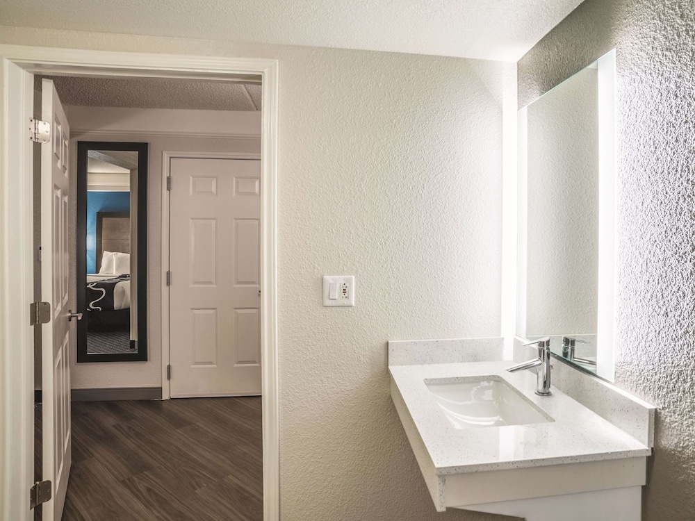 Suite, 1 King Bed, Non Smoking (One Bedroom) photo 3