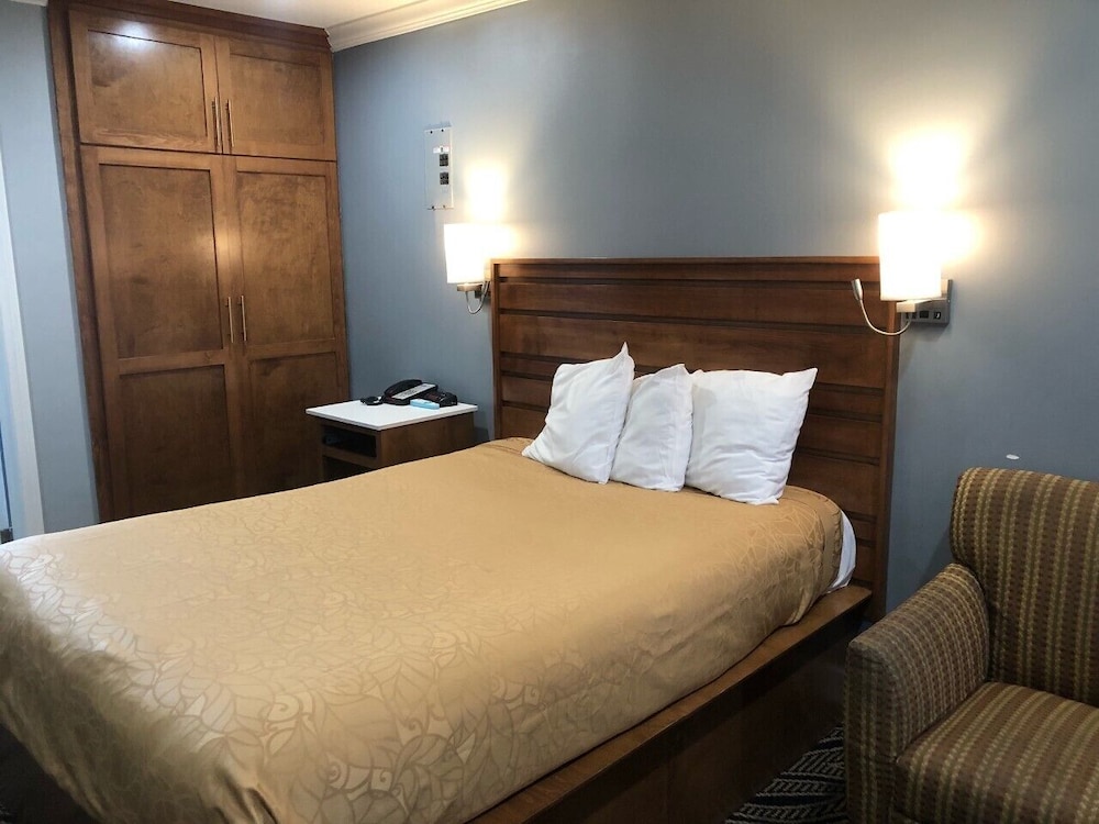Standard Room, 1 Queen Bed