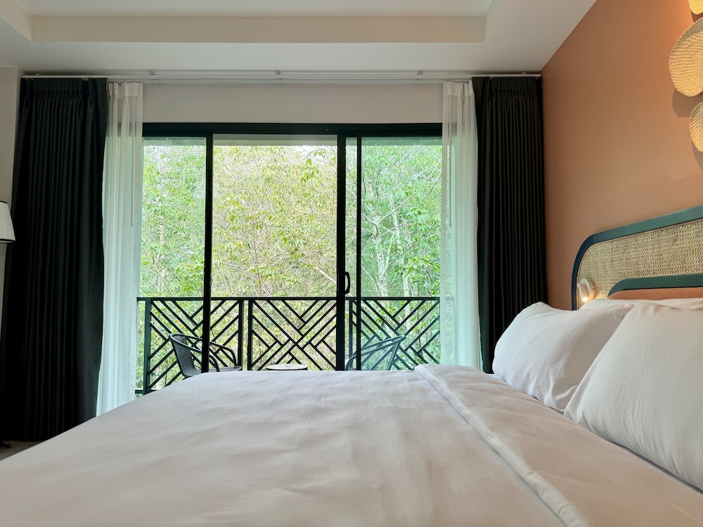 Deluxe Double Room, 1 King Bed, Garden View photo 2