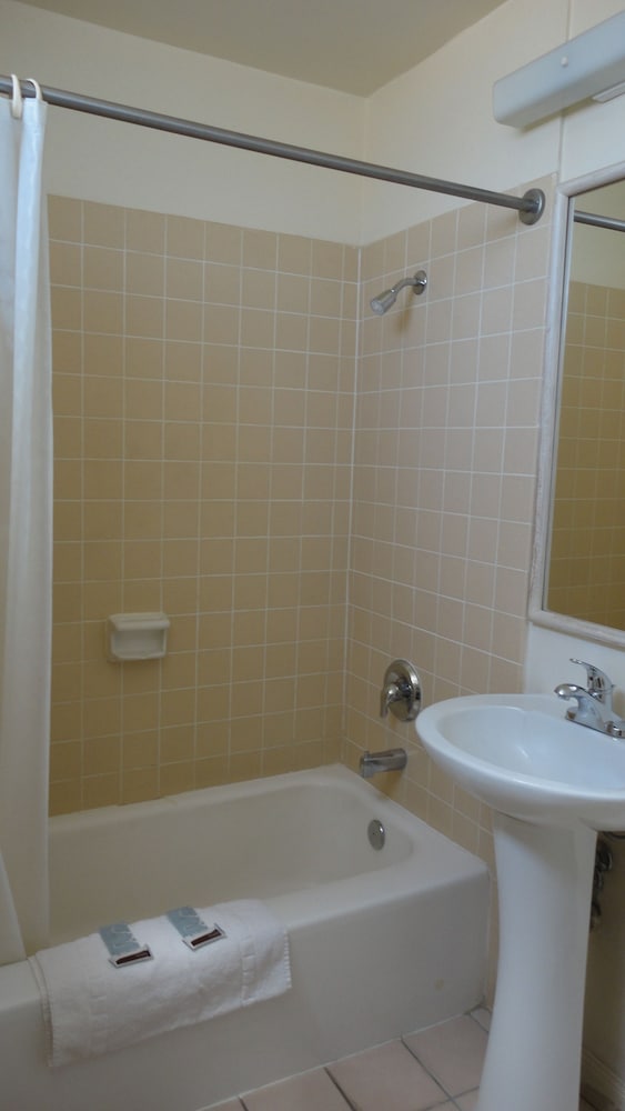 Standard Room, 2 Queen Beds photo 2