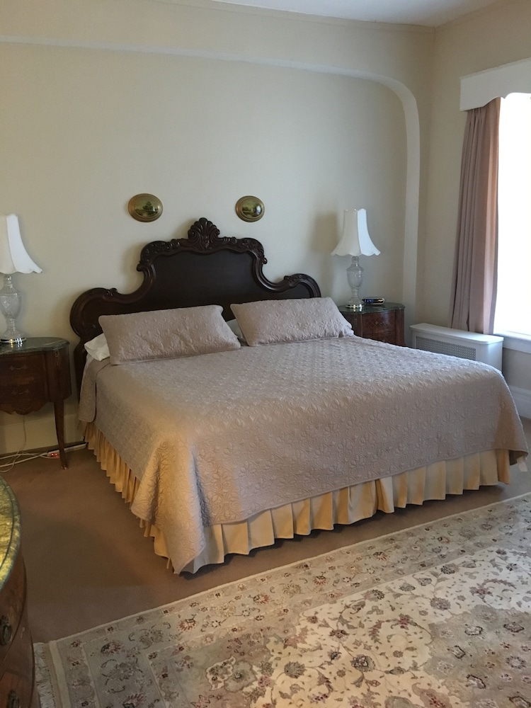 Deluxe Suite, 1 King Bed, Refrigerator & Microwave, Ground Floor