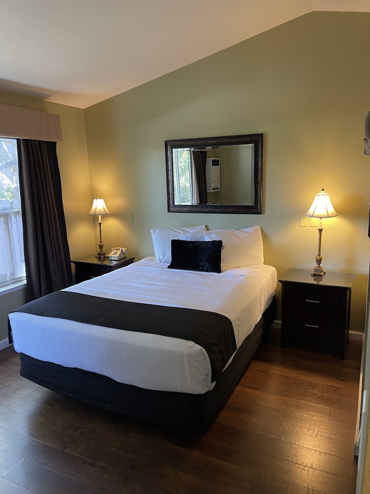 Standard Room, 1 Queen Bed - Photo 1