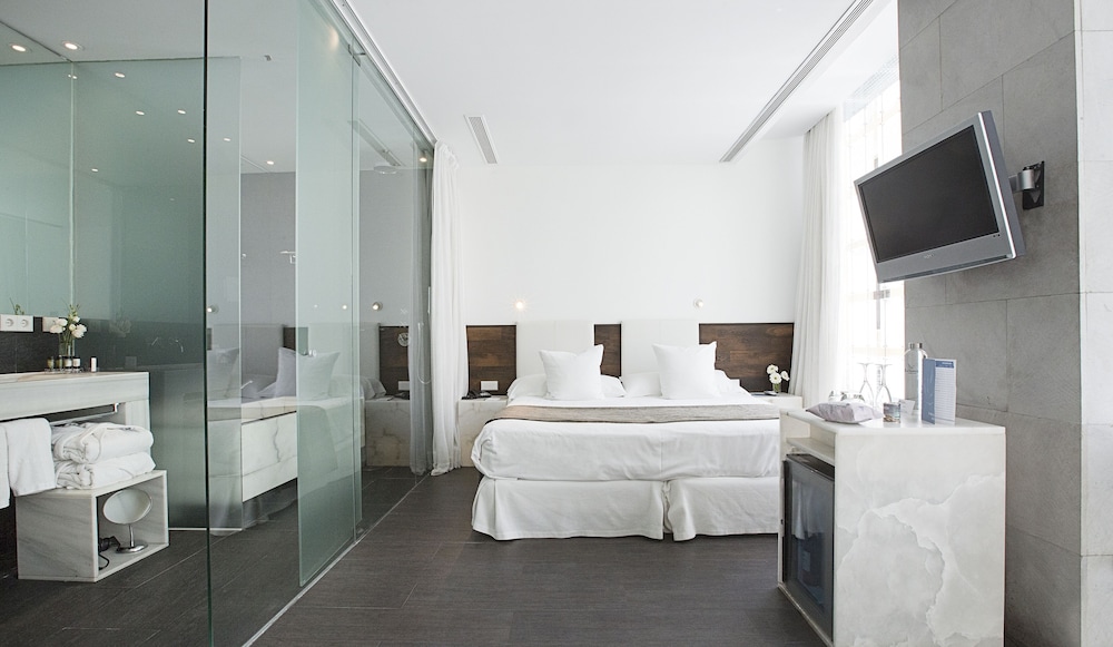 Double Room, 1 King Bed (Dreamer) - Photo 3