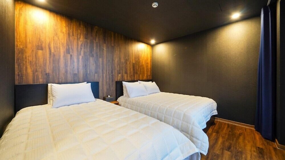 Room (201) photo 3