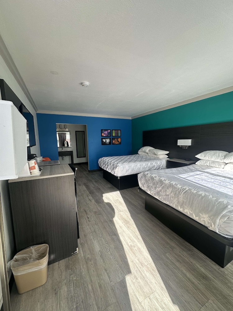 Room, 2 Queen Beds, Non Smoking photo 1