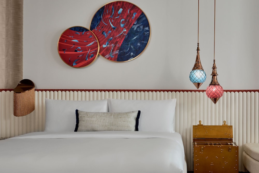 Deluxe Room, 1 King Bed, Balcony, Sea View thumbnail 6