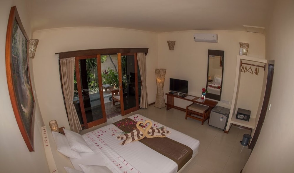 Deluxe Villa, 1 King Bed, Non Smoking, Pool Access photo 2