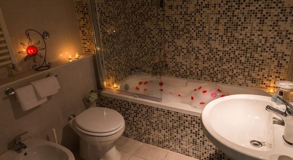 Standard Double or Twin Room - Photo 17