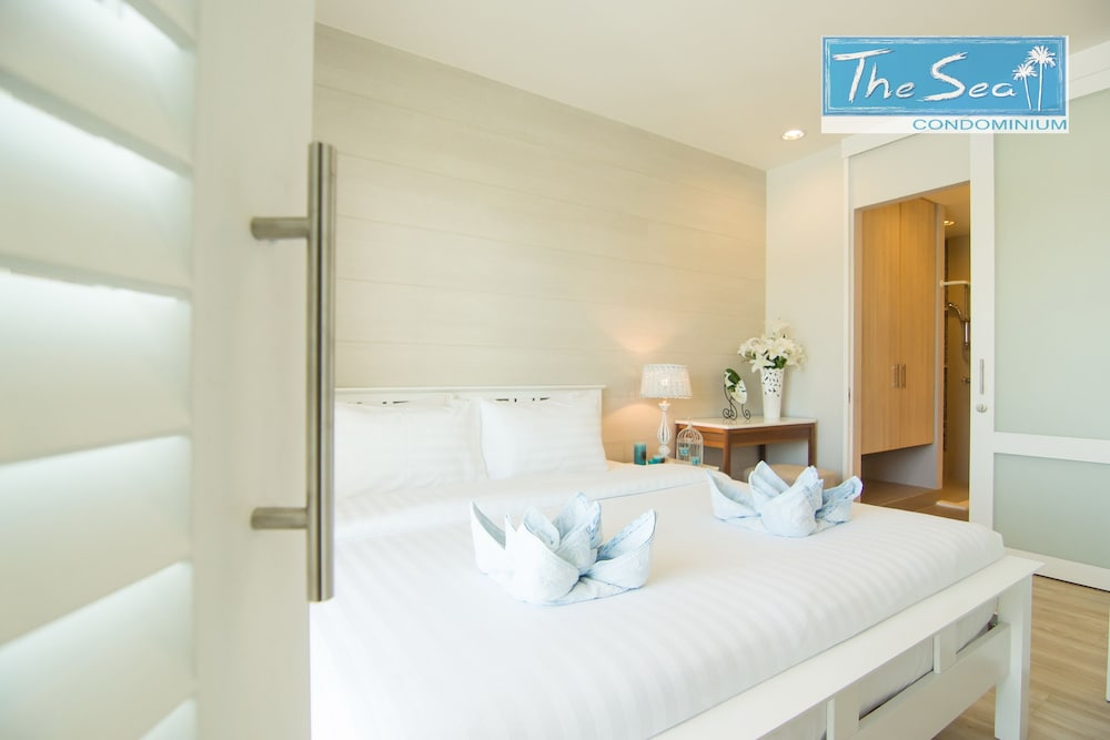 Deluxe Suite, 1 King Bed, Non Smoking, Refrigerator & Microwave photo 3