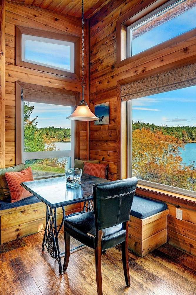 Luxury 1 Bedroom Cabin, Queen Bed, Waterfront photo 3