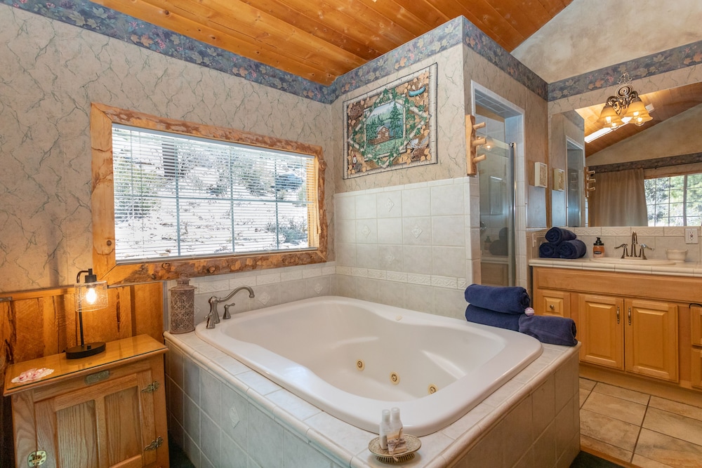 Cabin, Ensuite, Mountain View (Mountain Sunset) photo 2