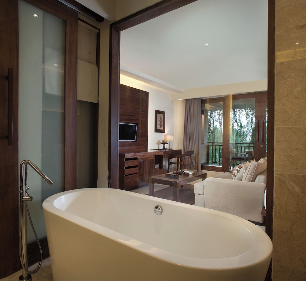 Junior Suite, Pool View photo 3