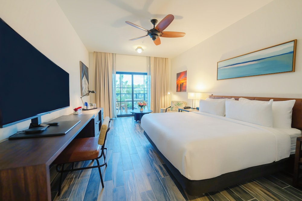 Premier Room, 1 King Bed, Patio, Poolside