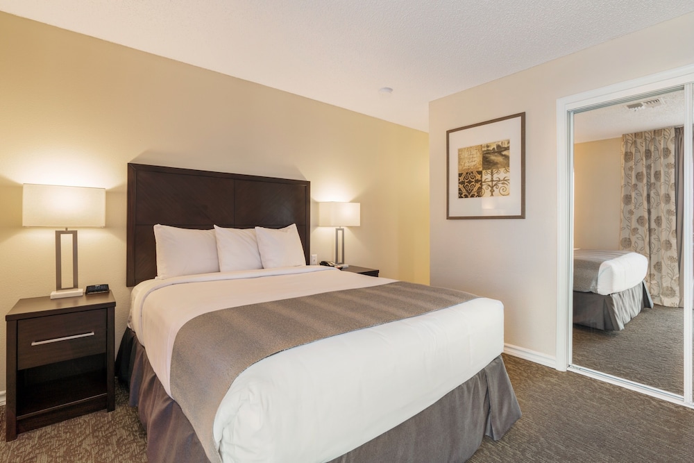 Signature Room, 1 King Bed - Photo 2