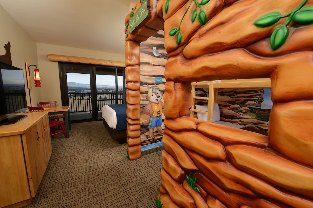 Wolf Pup Den Suite - Water Park Included