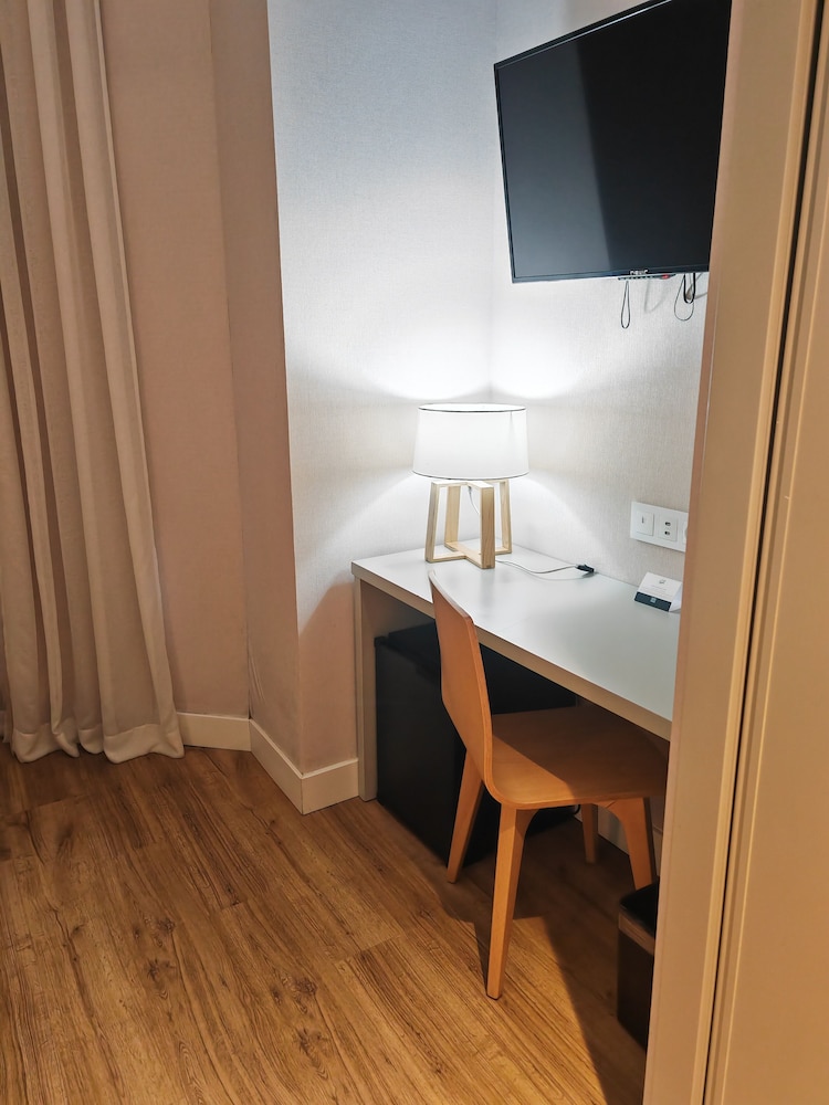 Deluxe Double or Twin Room - Photo 3