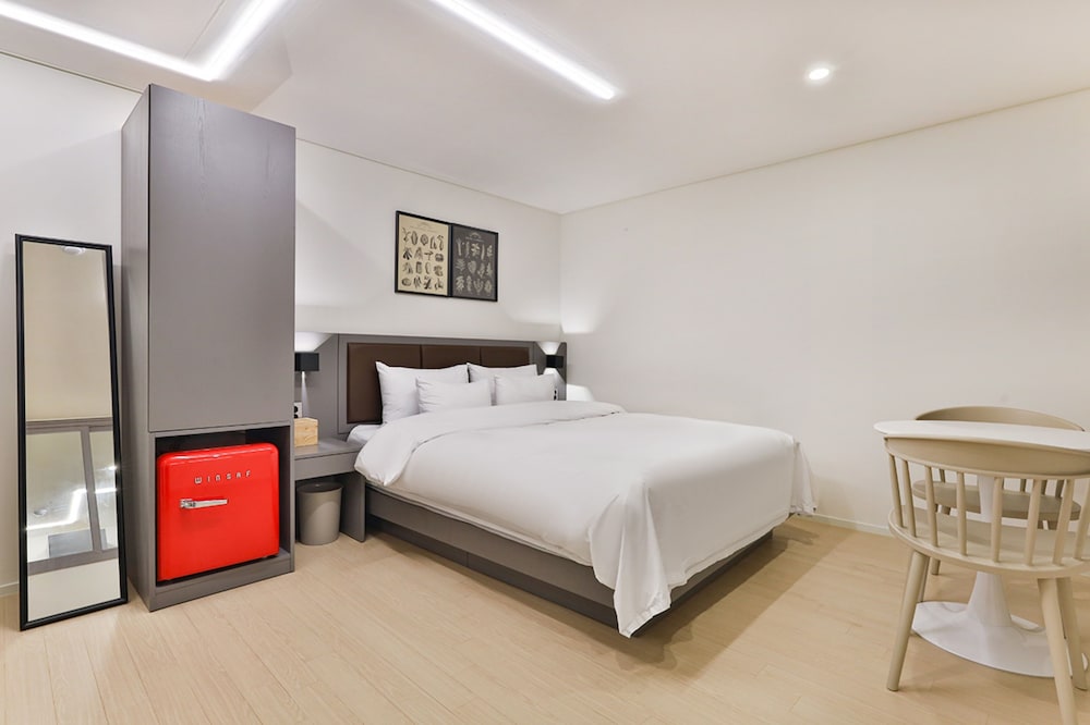 Premier Double Room - Samsung Air Dresser, Samsung 70" Smart TV Included - Photo 14