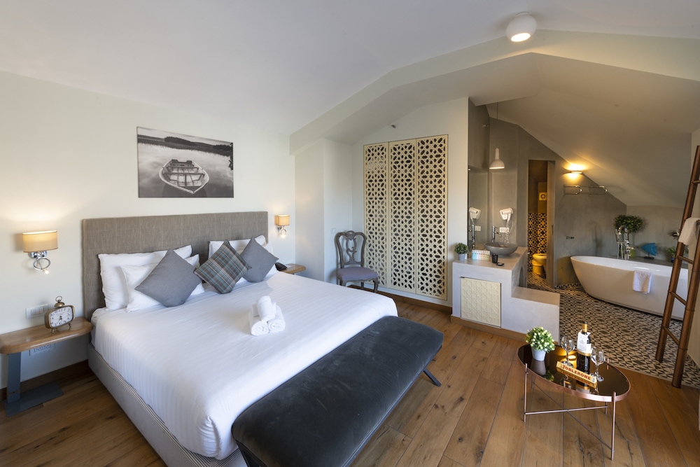 The Margosa Suite with Balcony photo 1