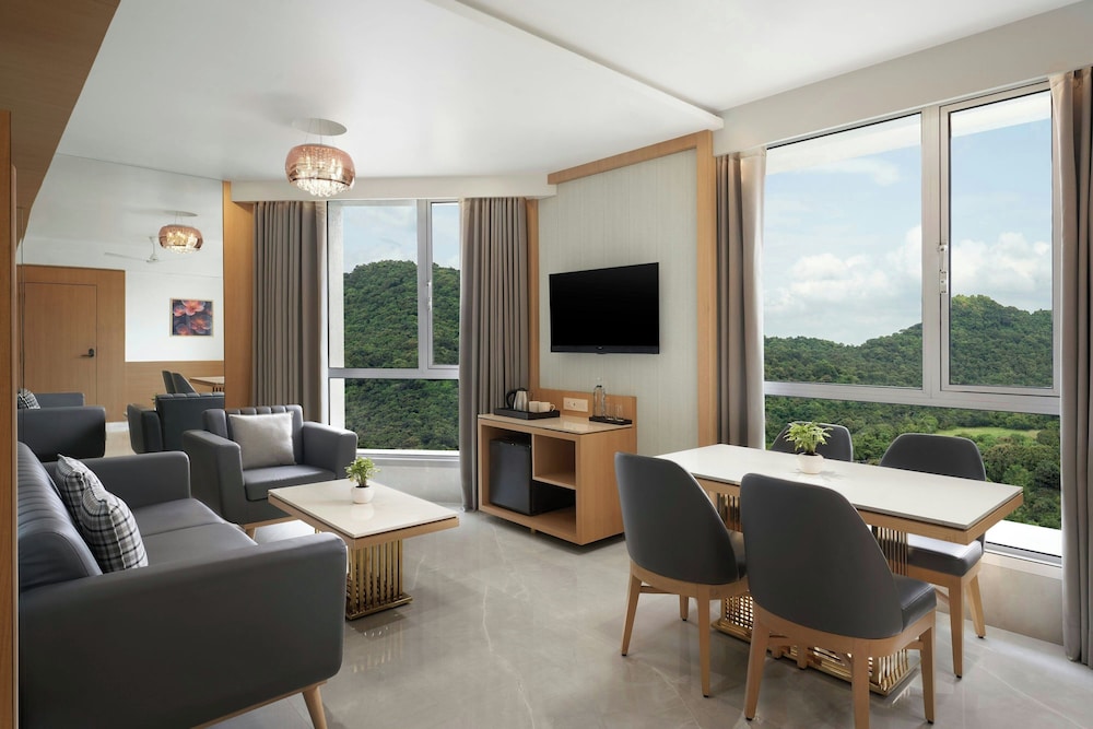 Classic Suite, 1 King Bed, City View