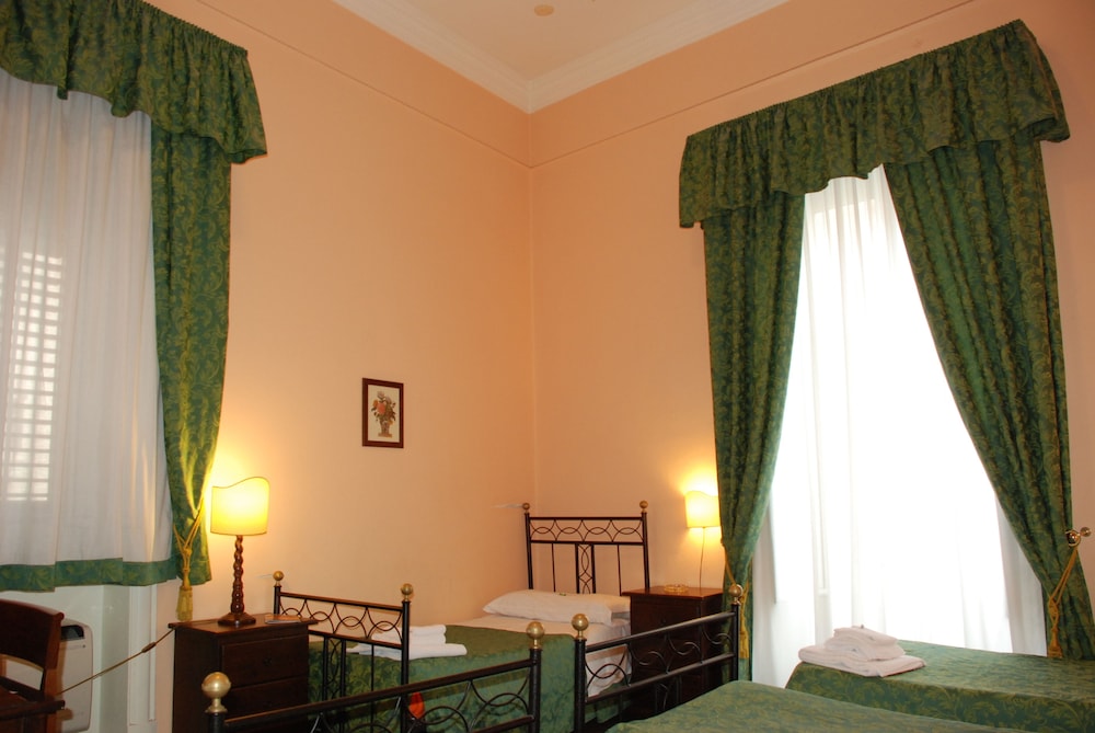 Quadruple Room - Photo 1