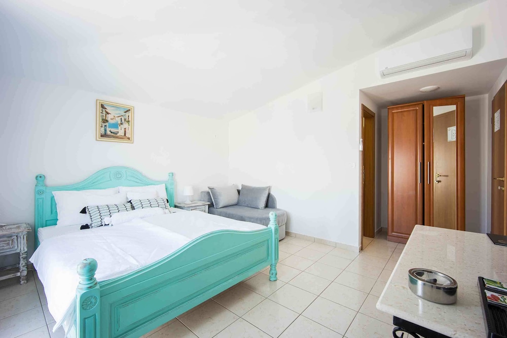 Comfort Double Room, 1 Queen Bed, Partial Ocean View photo 1
