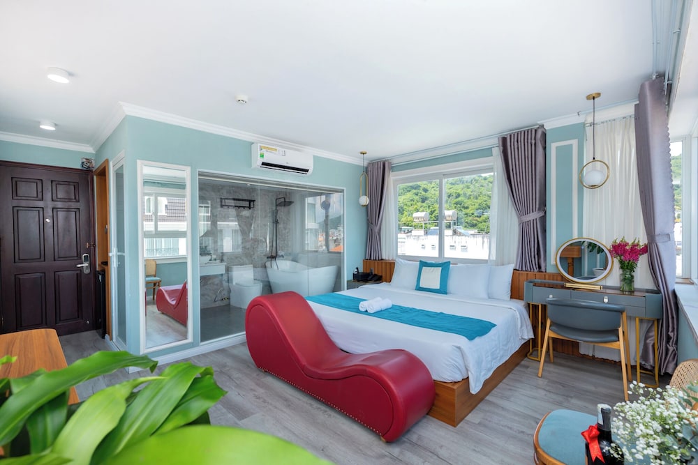 Suite with Bathtub