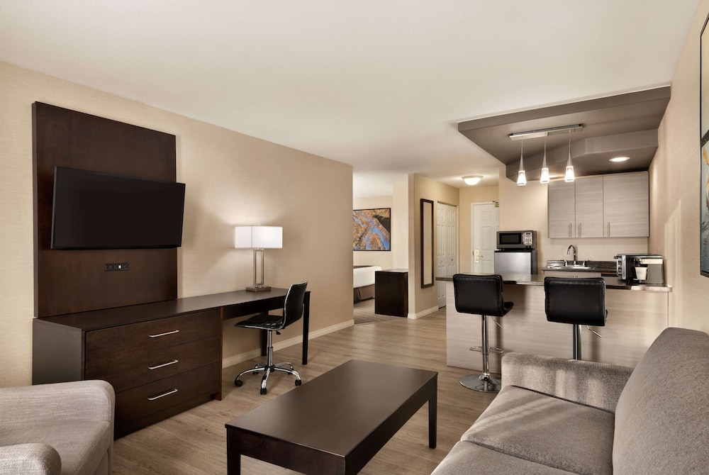 Suite, 1 King Bed, Non Smoking photo 1