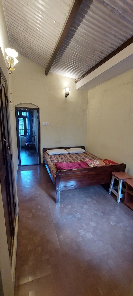 Economy Room, Courtyard View photo 1