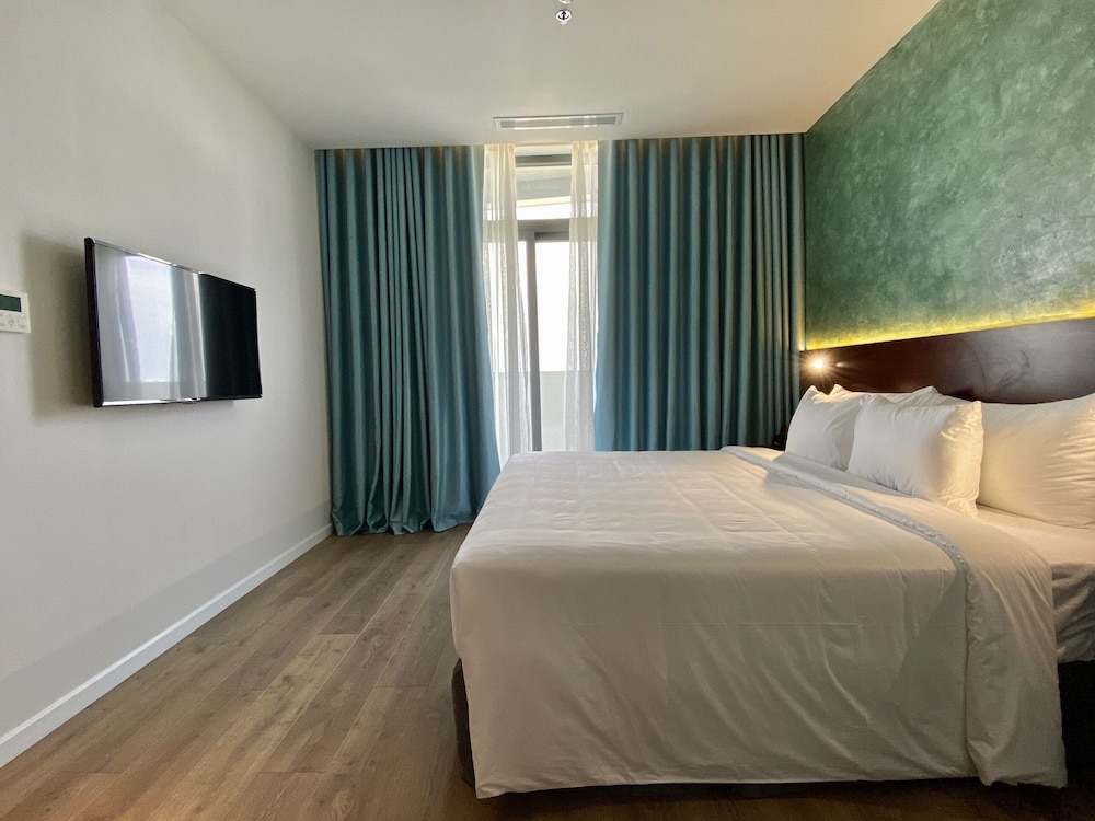 Premier Two-Bedroom Apartment City View photo 2