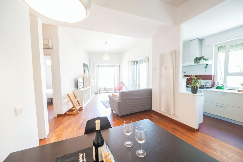 Lightsome And Large Family Apartment (Via Lorenzo Valla 18)