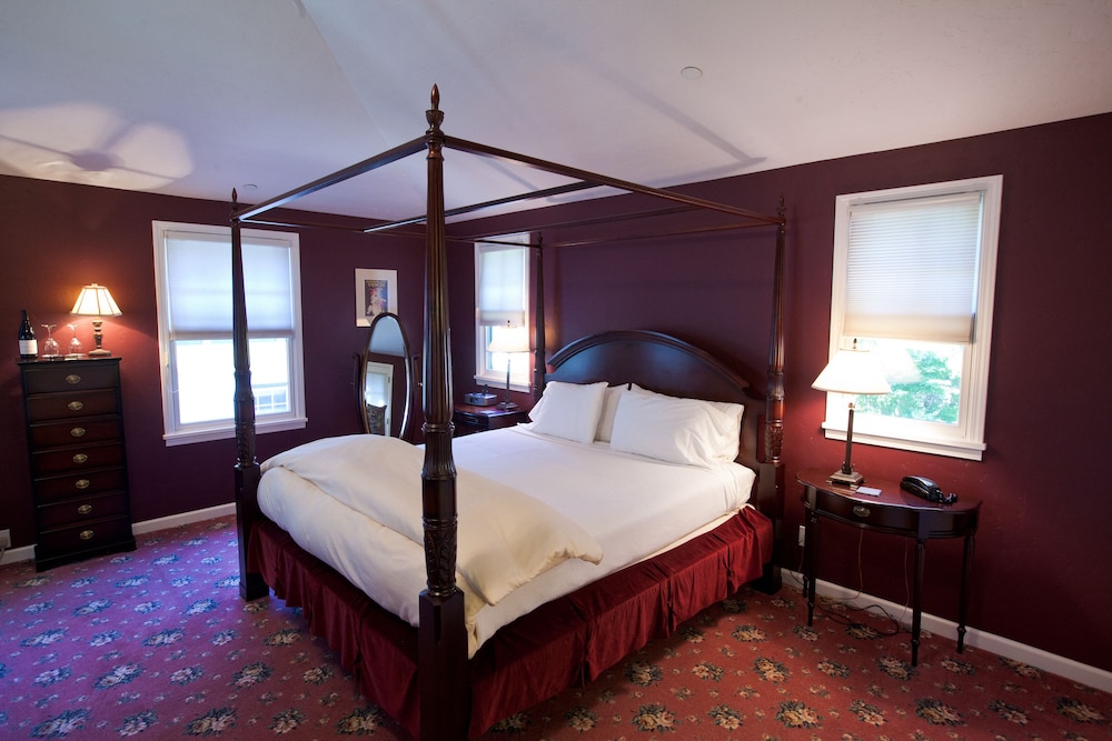 Honeymoon Room, 1 King Bed, Non Smoking photo 1