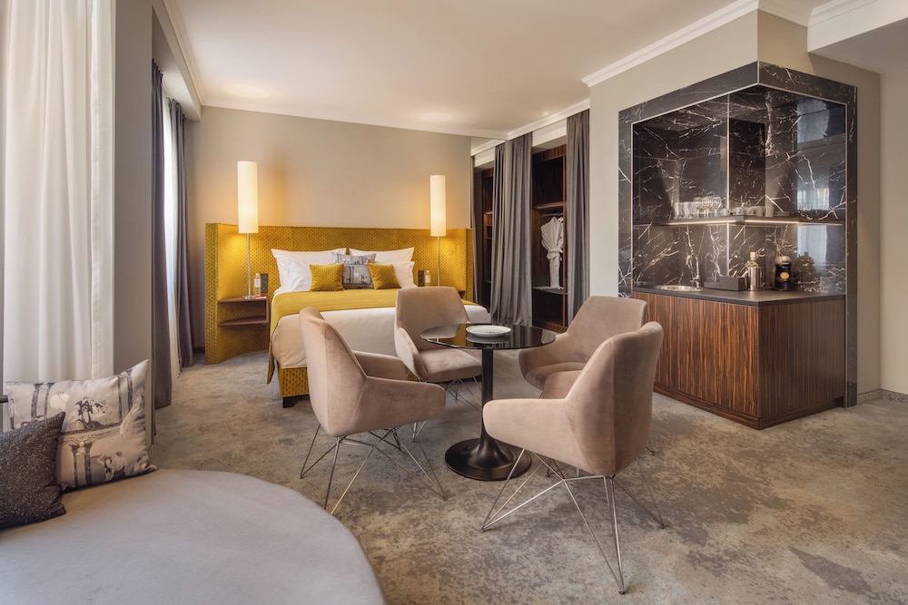 Elizabeth Suite with Terrace photo 2