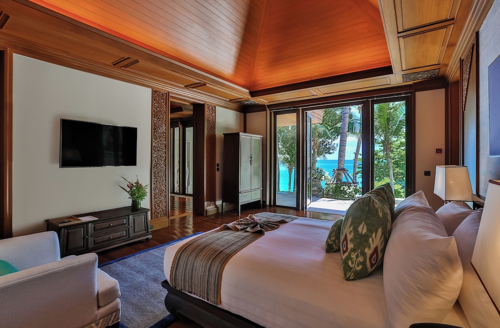 8 Bedroom Ocean Front Residence (RV8) photo 2