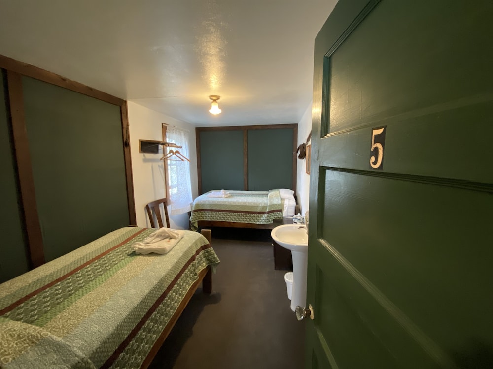 Ma Johnson's Hotel Comfort Twin Room photo 2