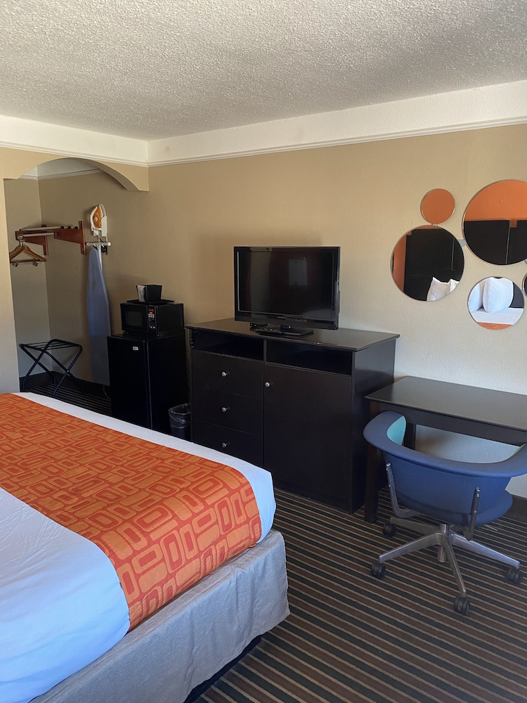 Standard Room, 1 King Bed - Photo 4
