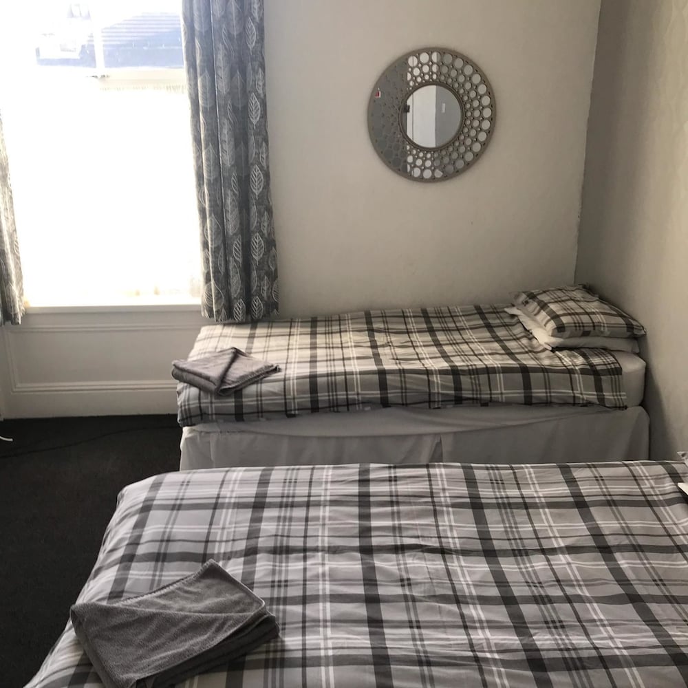 Basic Family Room, Shared Bathroom photo 1