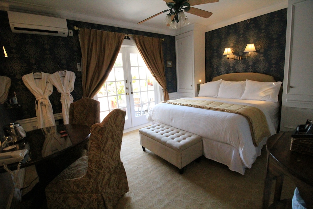 Room (Poolside Cabana) photo 2